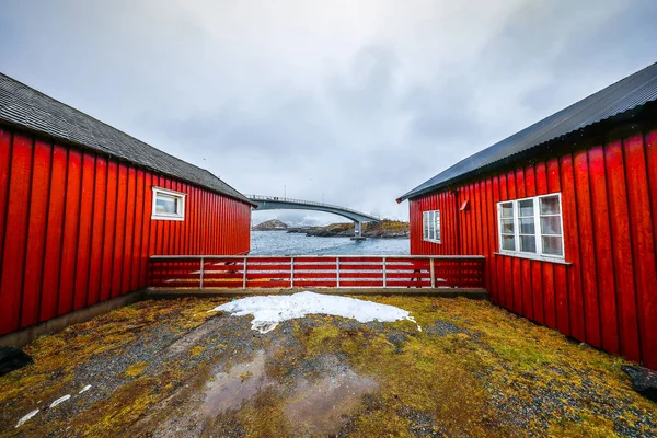Estabelecimentos de pesca tradicionais das ilhas Lofoten. Bela paisagem norueguesa e arquitetura antiga . — Fotografia de Stock