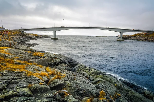 Dlouhá cesta most. Krásná krajina Norsko. Lofoten ostrovy. — Stock fotografie
