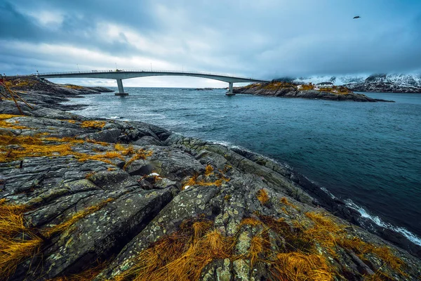 Longa ponte rodoviária. Bela paisagem norueguesa. Ilhas Lofoten . — Fotografia de Stock