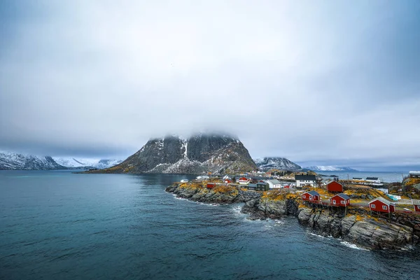 De nederzettingen van de ambachtelijke visserij van de Lofoten eilanden. Mooi Noorwegen landschap en de oude architectuur. — Stockfoto