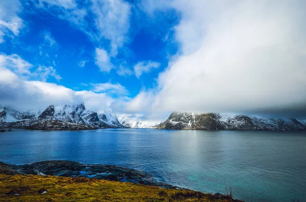 Magníficas rocas cubiertas de nieve en un día soleado. Hermoso paisaje de Noruega. Islas Lofoten . —  Fotos de Stock