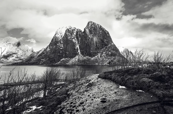 Magníficas rochas cobertas de neve num dia de sol. Bela paisagem norueguesa. Ilhas Lofoten. Foto preto-branco . — Fotografia de Stock