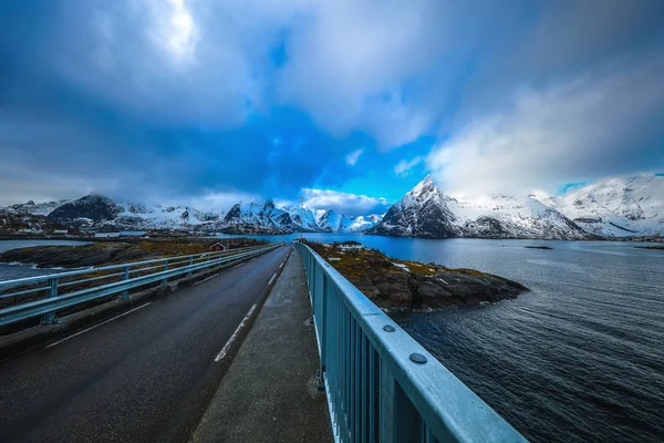 Mountain Norway road and scenic landscape of Lofoten islands. — Stock Photo, Image