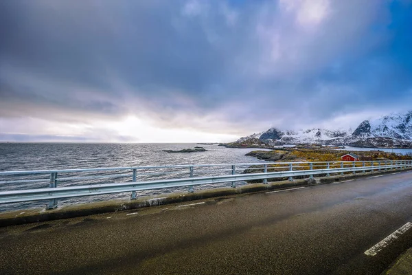 Montaña Noruega carretera y paisaje escénico de las islas Lofoten . —  Fotos de Stock