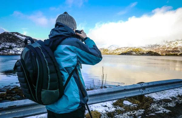 Podróży fotograf robi zdjęcia odkrytego w czasie wieczoru. Lofoty. Piękny krajobraz Norwegia. — Zdjęcie stockowe