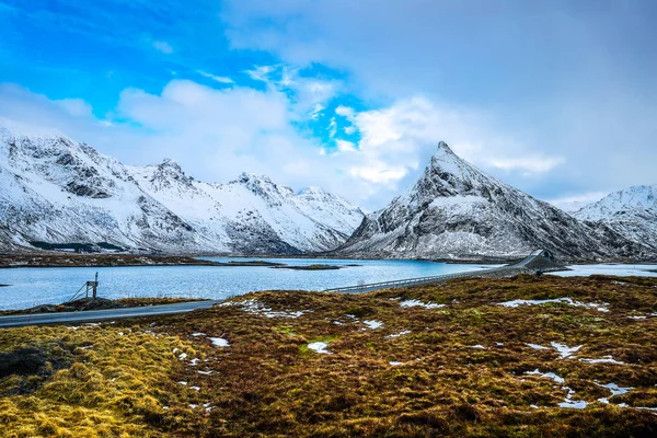 Muhteşem taş karla kaplı güneşli bir günde. Güzel Norveç manzara. Lofoten Adaları.