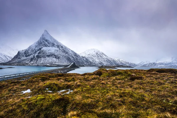 Magníficas rocas cubiertas de nieve en un día soleado. Hermoso paisaje de Noruega. Islas Lofoten . — Foto de Stock