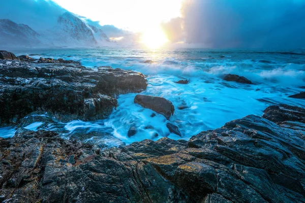 저녁 시간에 찬 노르웨이 바다의 기슭에 물의 움직임. Lofoten 섬입니다. 아름 다운 노르웨이 풍경. — 스톡 사진