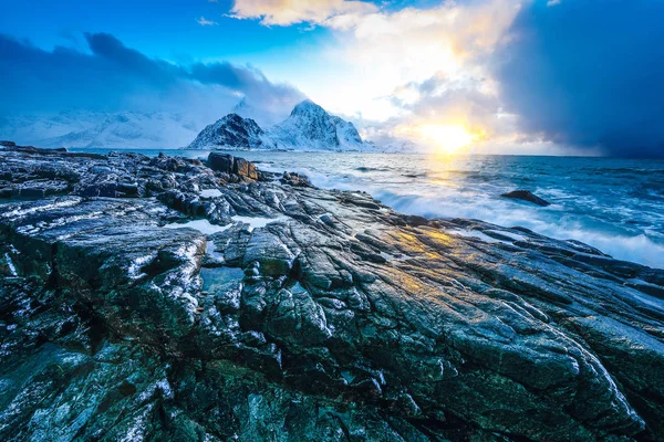 Ancient stones on the shores of cold Norwegian Sea at evening time. Lofoten islands. Beautiful Norway landscape. — Stock Photo, Image