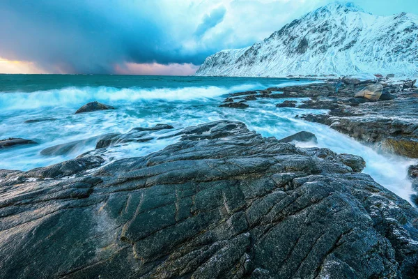 저녁 시간에 찬 노르웨이 바다의 기슭에의 고 대 돌 Lofoten 섬입니다. 아름 다운 노르웨이 풍경. — 스톡 사진