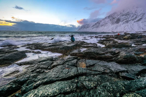 夜の時間で冷たいノルウェー海の海岸の古代の石の写真をやっている写真を旅行します。ロフォーテン諸島。美しいノルウェーの風景. — ストック写真