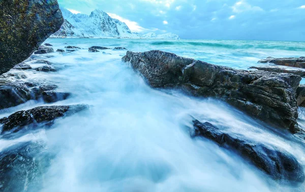 Movimento de água nas margens do frio Mar da Noruega à noite. Ilhas Lofoten. Bela paisagem Noruega . — Fotografia de Stock