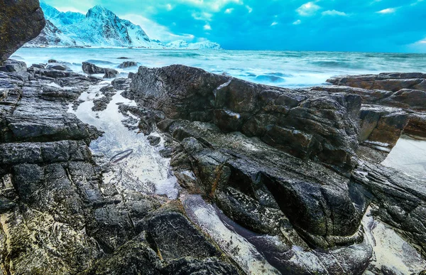 Antika stenar på stranden av kalla Norska havet på kvällstid. Lofoten öarna. Vackra Norge landskap. — Stockfoto