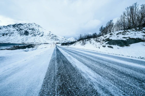 Montaña Noruega carretera y paisaje escénico de las islas Lofoten . — Foto de Stock