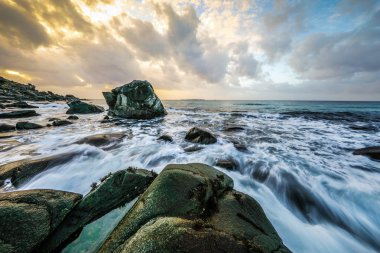 Akşam zaman soğuk Norveç Denizi kıyısında antik taşlar. Lofoten Adaları. Güzel Norveç manzara.