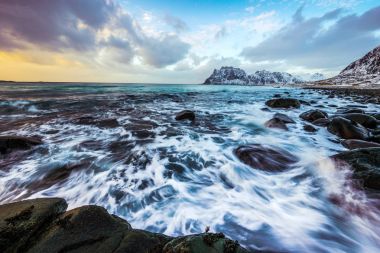 Akşam zaman soğuk Norveç Denizi kıyısında antik taşlar. Lofoten Adaları. Güzel Norveç manzara.