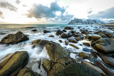 Akşam zaman soğuk Norveç Denizi kıyısında su hareketi. Lofoten Adaları. Güzel Norveç manzara. 