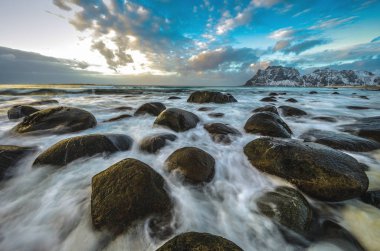 Akşam zaman soğuk Norveç Denizi kıyısında su hareketi. Lofoten Adaları. Güzel Norveç manzara. 