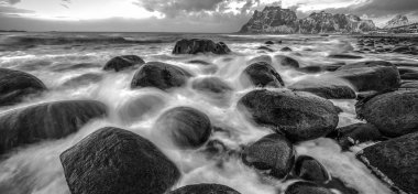 Lofoten Adaları. Güzel Norveç bahar manzara. Siyah-beyaz panoramik fotoğraf.