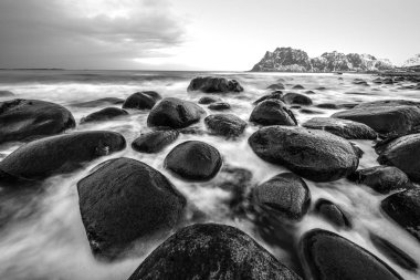 Lofoten Adaları. Güzel Norveç bahar manzara. Siyah-beyaz fotoğraf.