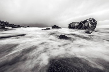 Lofoten Adaları. Güzel Norveç bahar manzara. Siyah-beyaz fotoğraf.
