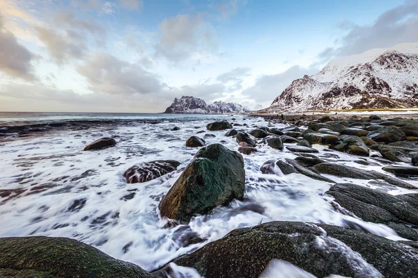 저녁 시간에 찬 노르웨이 바다의 기슭에 물의 움직임. Lofoten 섬입니다. 아름 다운 노르웨이 풍경. — 스톡 사진