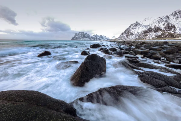 夜の時間に冷たいノルウェー海のほとりに古代の石。ロフォーテン諸島。美しいノルウェーの風景. — ストック写真