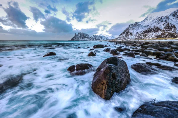 저녁 시간에 찬 노르웨이 바다의 기슭에 물의 움직임. Lofoten 섬입니다. 아름 다운 노르웨이 풍경. — 스톡 사진