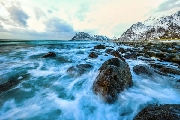 夜の時間に冷たいノルウェー海のほとりに古代の石。ロフォーテン諸島。美しいノルウェーの風景. — ストック写真