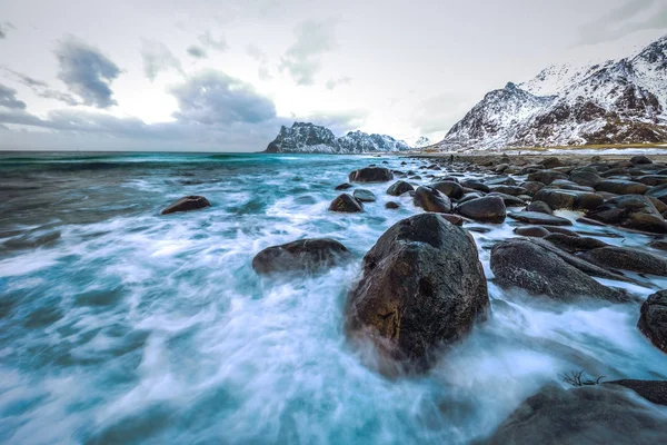 夜の時間に冷たいノルウェー海のほとりに古代の石。ロフォーテン諸島。美しいノルウェーの風景. — ストック写真