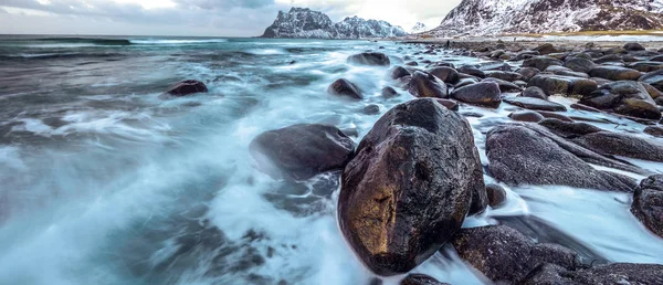 Движение воды по берегам холодного Норвежского моря в вечернее время. Лофотенские острова. Норвежский пейзаж. Панорамное фото . — стоковое фото