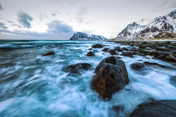 Antiguas piedras en las orillas del frío Mar de Noruega a la hora de la tarde. Islas Lofoten. Hermoso paisaje de Noruega . —  Fotos de Stock