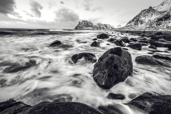 Lofoten 섬입니다. 아름 다운 노르웨이 봄 풍경입니다. 흑백 사진. — 스톡 사진