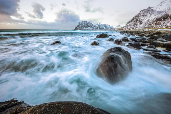 저녁 시간에 찬 노르웨이 바다의 기슭에의 고 대 돌 Lofoten 섬입니다. 아름 다운 노르웨이 풍경. — 스톡 사진