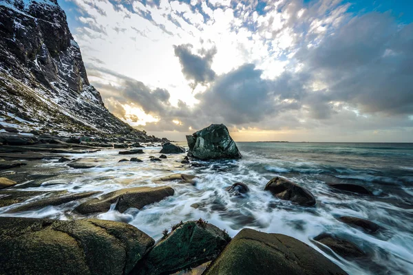 Antiguas piedras en las orillas del frío Mar de Noruega a la hora de la tarde. Islas Lofoten. Hermoso paisaje de Noruega . — Foto de Stock