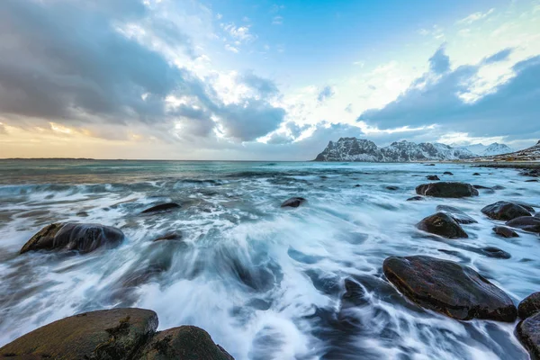 夜の時間に冷たいノルウェー海のほとりに古代の石。ロフォーテン諸島。美しいノルウェーの風景. — ストック写真