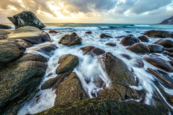 Antiguas piedras en las orillas del frío Mar de Noruega a la hora de la tarde. Islas Lofoten. Hermoso paisaje de Noruega . — Foto de Stock