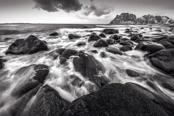 Lofoten ostrovy. Krásná Jarní krajina Norsko. Černo bílé fotografie. — Stock fotografie