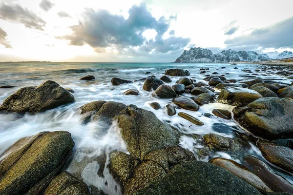 夜の時間に冷たいノルウェー海のほとりの水の動き。ロフォーテン諸島。美しいノルウェーの風景. — ストック写真