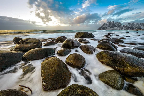 夜の時間に冷たいノルウェー海のほとりに古代の石。ロフォーテン諸島。美しいノルウェーの風景. — ストック写真