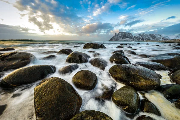 Movimiento de agua a orillas del frío mar de Noruega a la hora de la tarde. Islas Lofoten. Hermoso paisaje de Noruega . — Foto de Stock