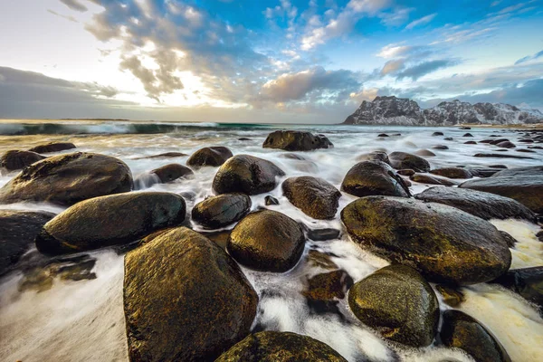 Antiguas piedras en las orillas del frío Mar de Noruega a la hora de la tarde. Islas Lofoten. Hermoso paisaje de Noruega . — Foto de Stock