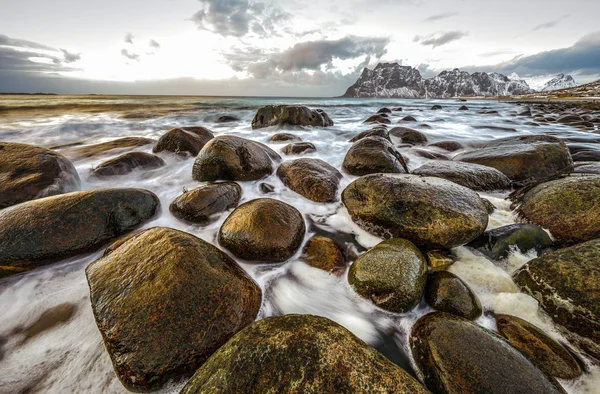 Prastaré kameny na břehu chladné Norské moře ve večerních hodinách. Lofoten ostrovy. Krásná krajina Norsko. — Stock fotografie