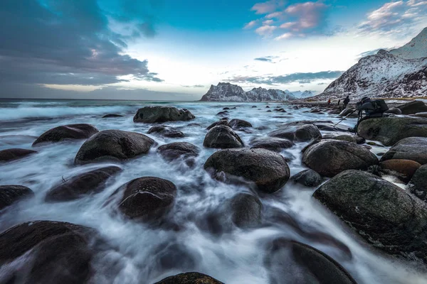 저녁 시간에 찬 노르웨이 바다의 기슭에 물의 움직임. Lofoten 섬입니다. 아름 다운 노르웨이 풍경. — 스톡 사진