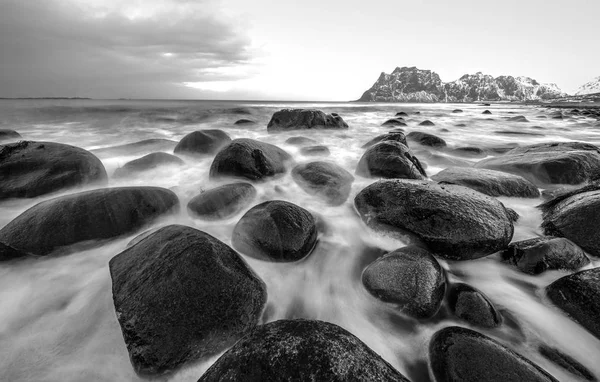 Lofoten Adaları. Güzel Norveç bahar manzara. Siyah-beyaz fotoğraf.