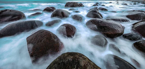 Movimiento de agua a orillas del frío mar de Noruega a la hora de la tarde. Islas Lofoten. Hermoso paisaje de Noruega. Foto panorámica . — Foto de Stock