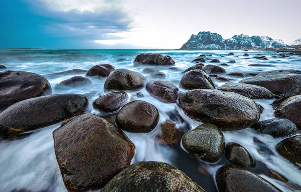 Antiguas piedras en las orillas del frío Mar de Noruega a la hora de la tarde. Islas Lofoten. Hermoso paisaje de Noruega . — Foto de Stock