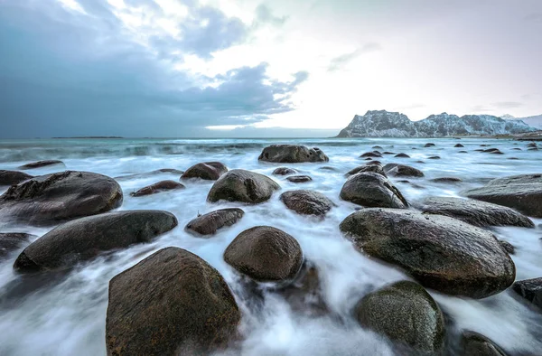 Antiguas piedras en las orillas del frío Mar de Noruega a la hora de la tarde. Islas Lofoten. Hermoso paisaje de Noruega . — Foto de Stock