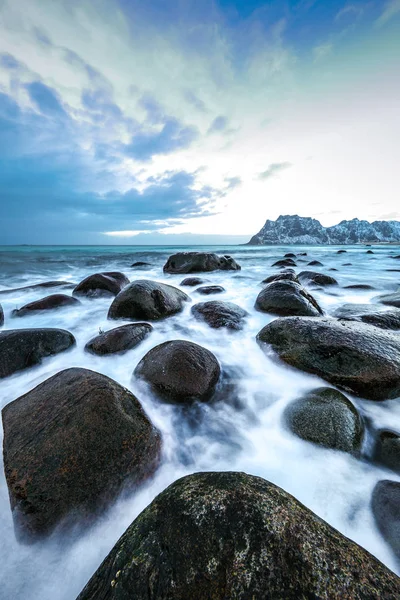 夜の時間に冷たいノルウェー海のほとりに古代の石。ロフォーテン諸島。美しいノルウェーの風景. — ストック写真