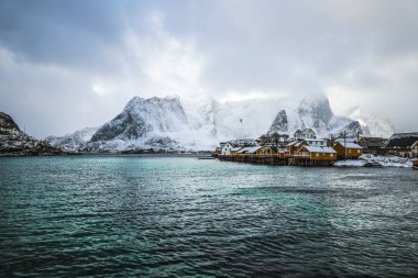  Geleneksel balıkçılık Yerleşmeleri Lofoten Adaları. Güzel Norveç Peyzaj ve eski mimari. 